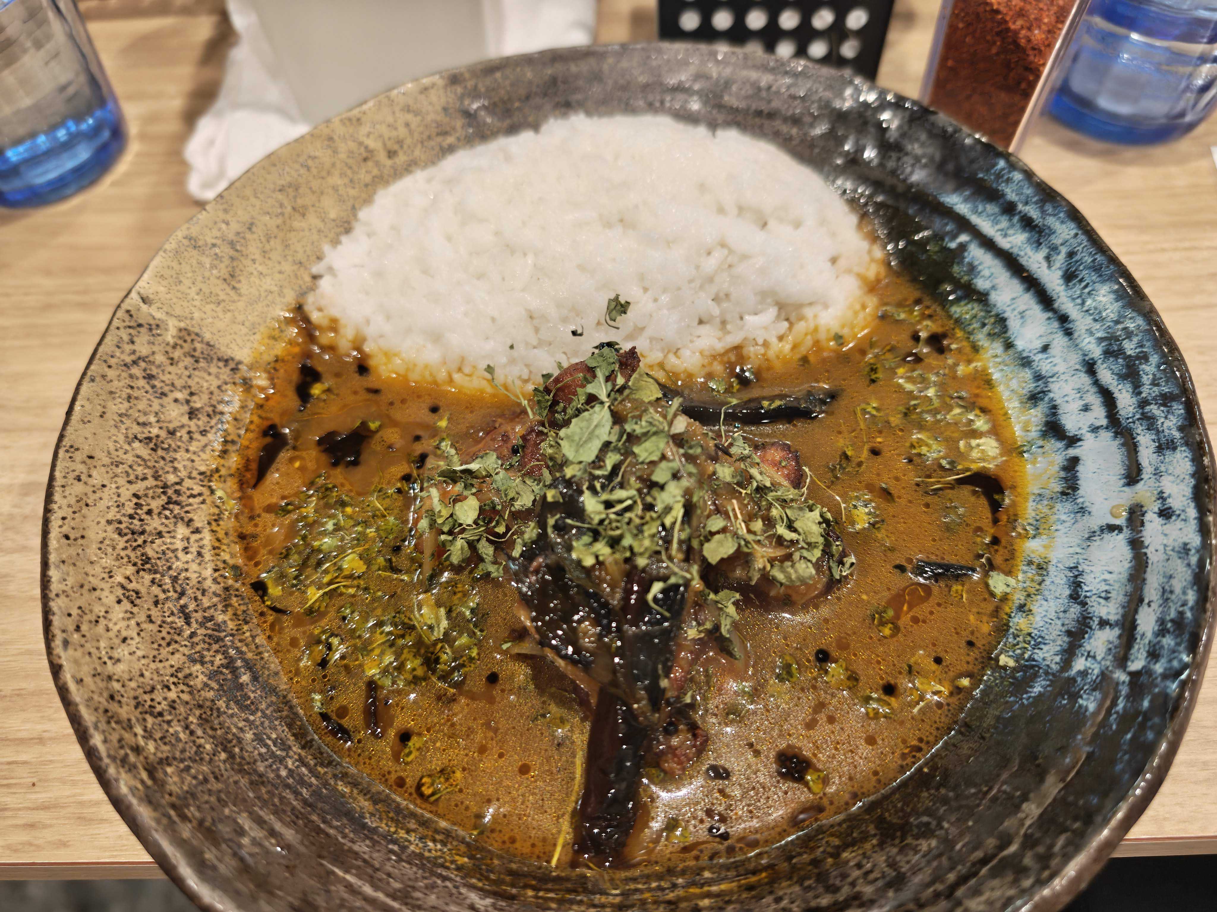 虎ノ門　カレーノトリコ新橋出張所　ひとりランチ　至福チキンのカレー