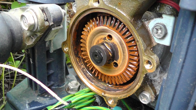 井戸ポンプのケーシングカバーを外す