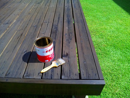 庭の木部に防腐剤を塗りました1
