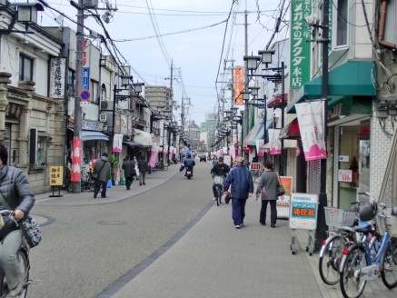 岸和田駅前商店街を海側へ