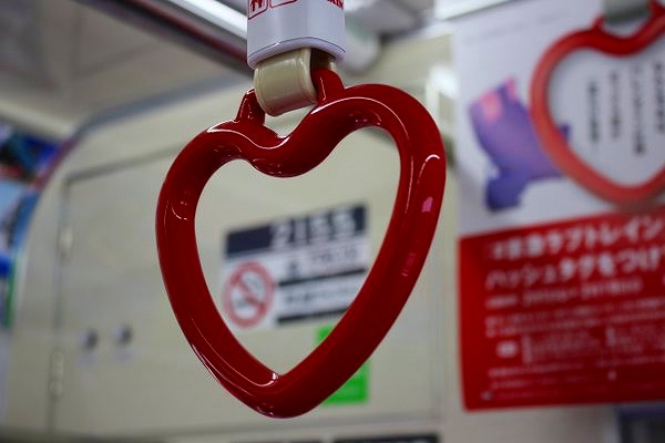 京急　赤いつり革.jpg