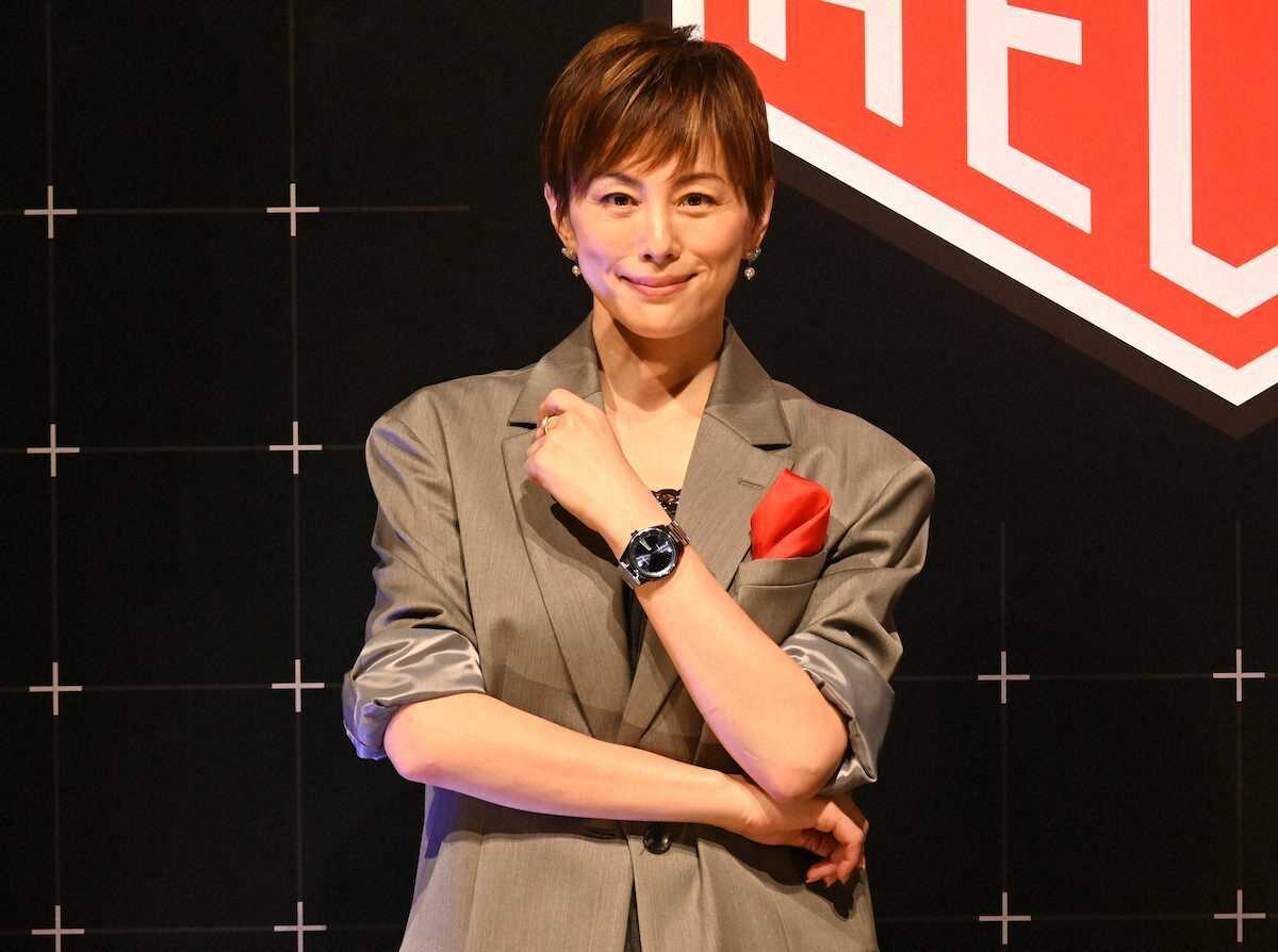 米倉涼子に一体何が…体調不良で「クラリーノ美脚大賞」授賞式に欠席