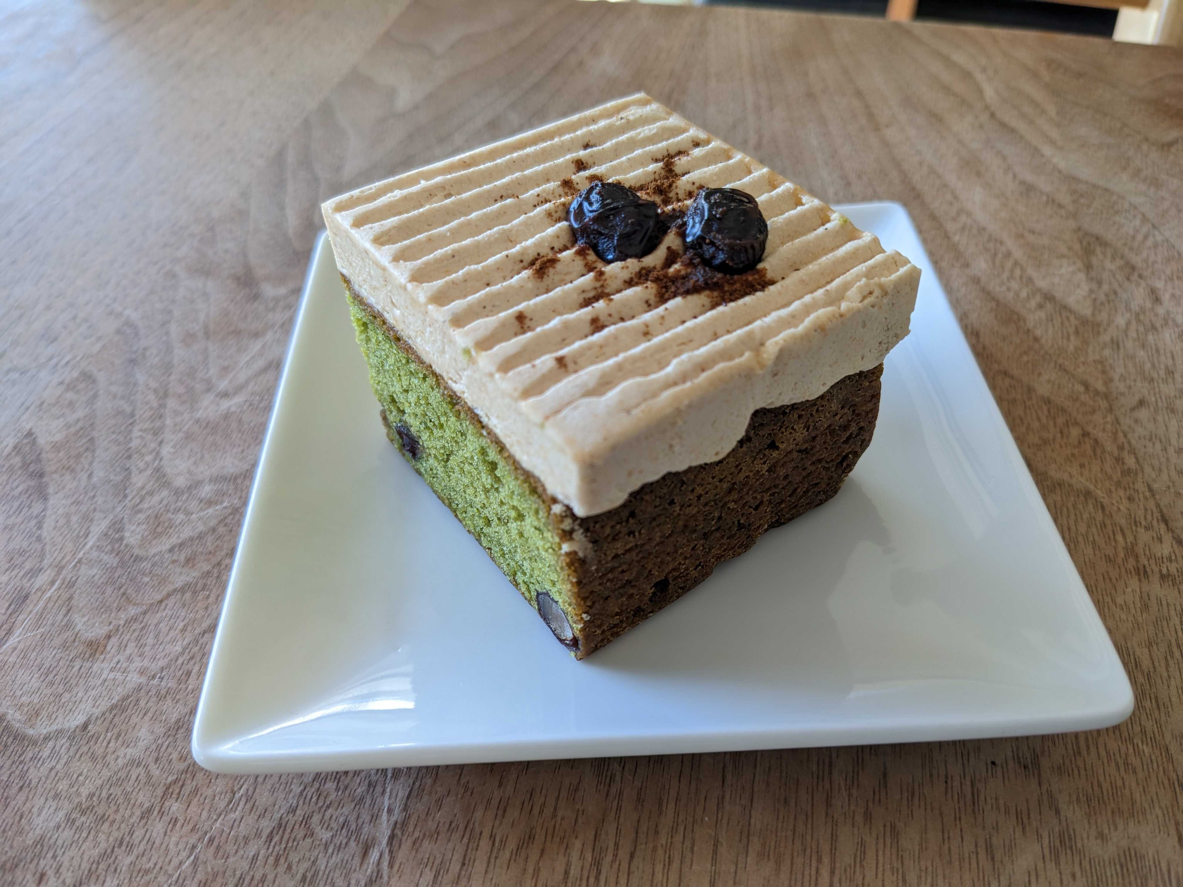 スパイスきな粉バタークリームと抹茶黒豆のケーキ