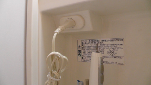 電源ケーブルが鏡の開閉のたびに当たっている