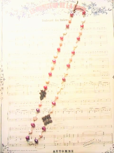 秋薔薇とパールのネックレス