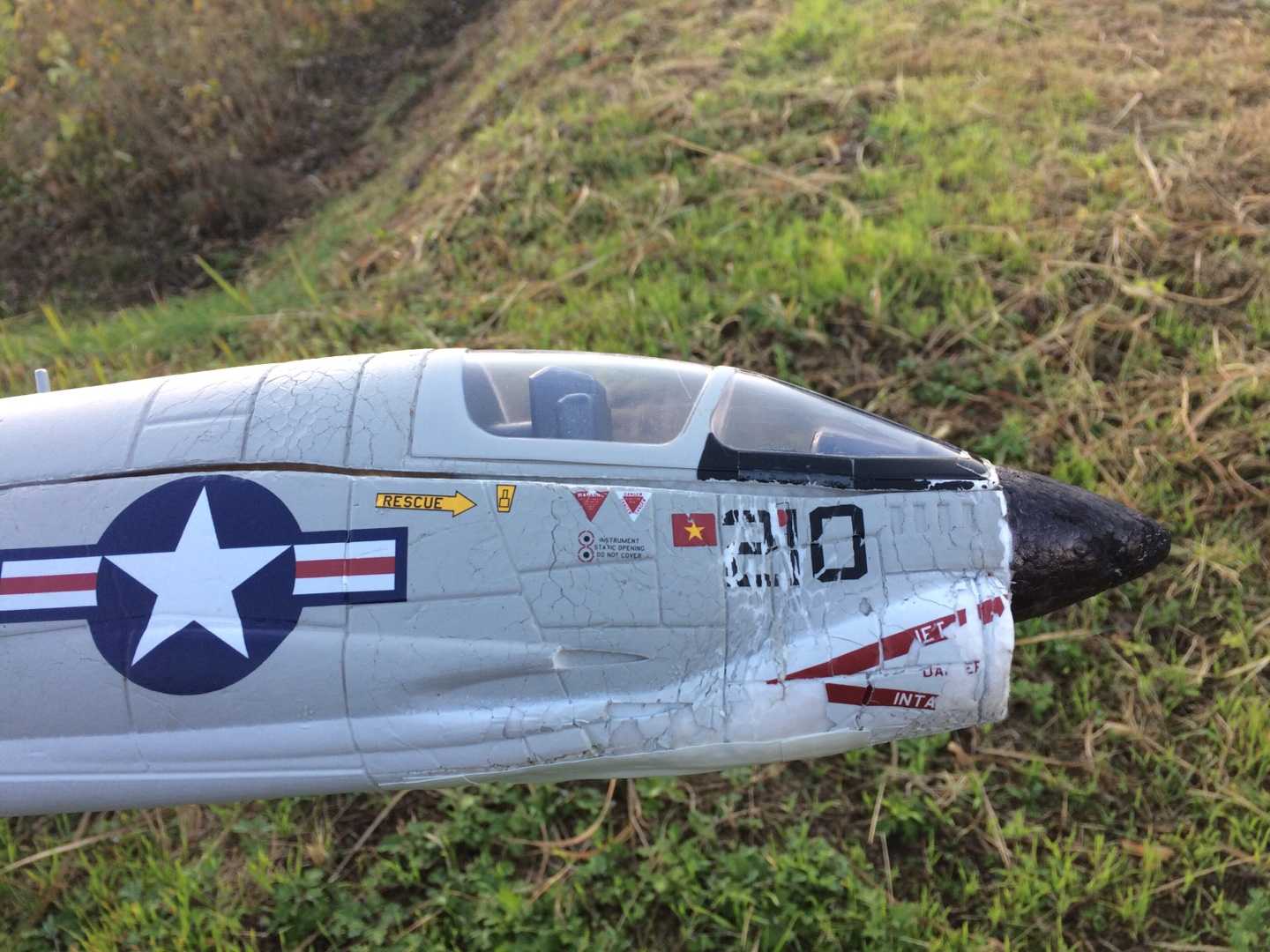 ラジコン飛行機『F-8 戦闘機クルセイダー』について（その1