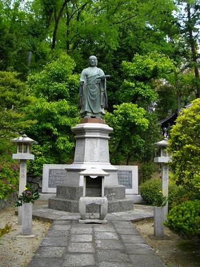 宝塔寺・日蓮聖人像