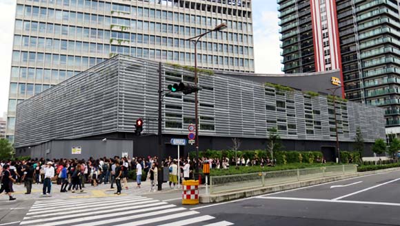 6 RBR 入場列 1 (2階席と1001～) 16時過ぎ.JPG