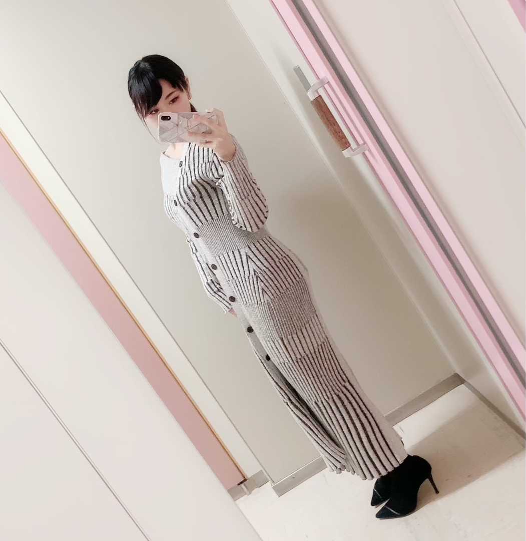 田中みな実さん着用✨ SNIDELアシンメトリーボタンニット