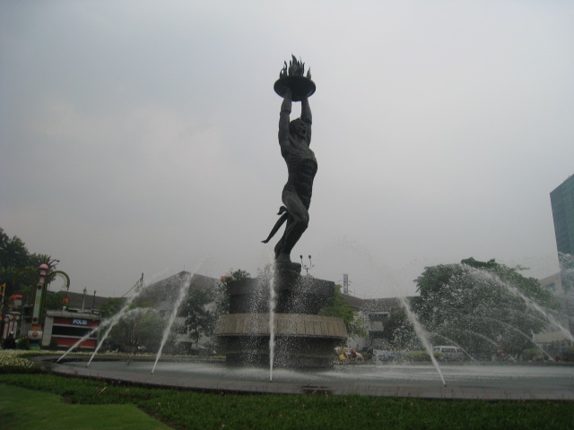 patung pemuda pembangun.jpg