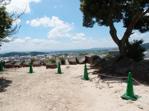 上野城2015_08c石垣ロープ