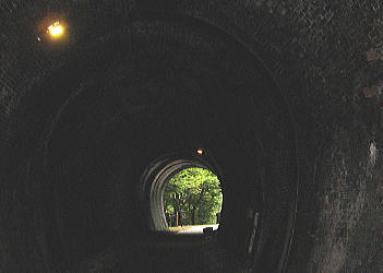 めがね橋のトンネル内