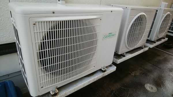 新しいファンガードを取り付けた室外機　洗浄後