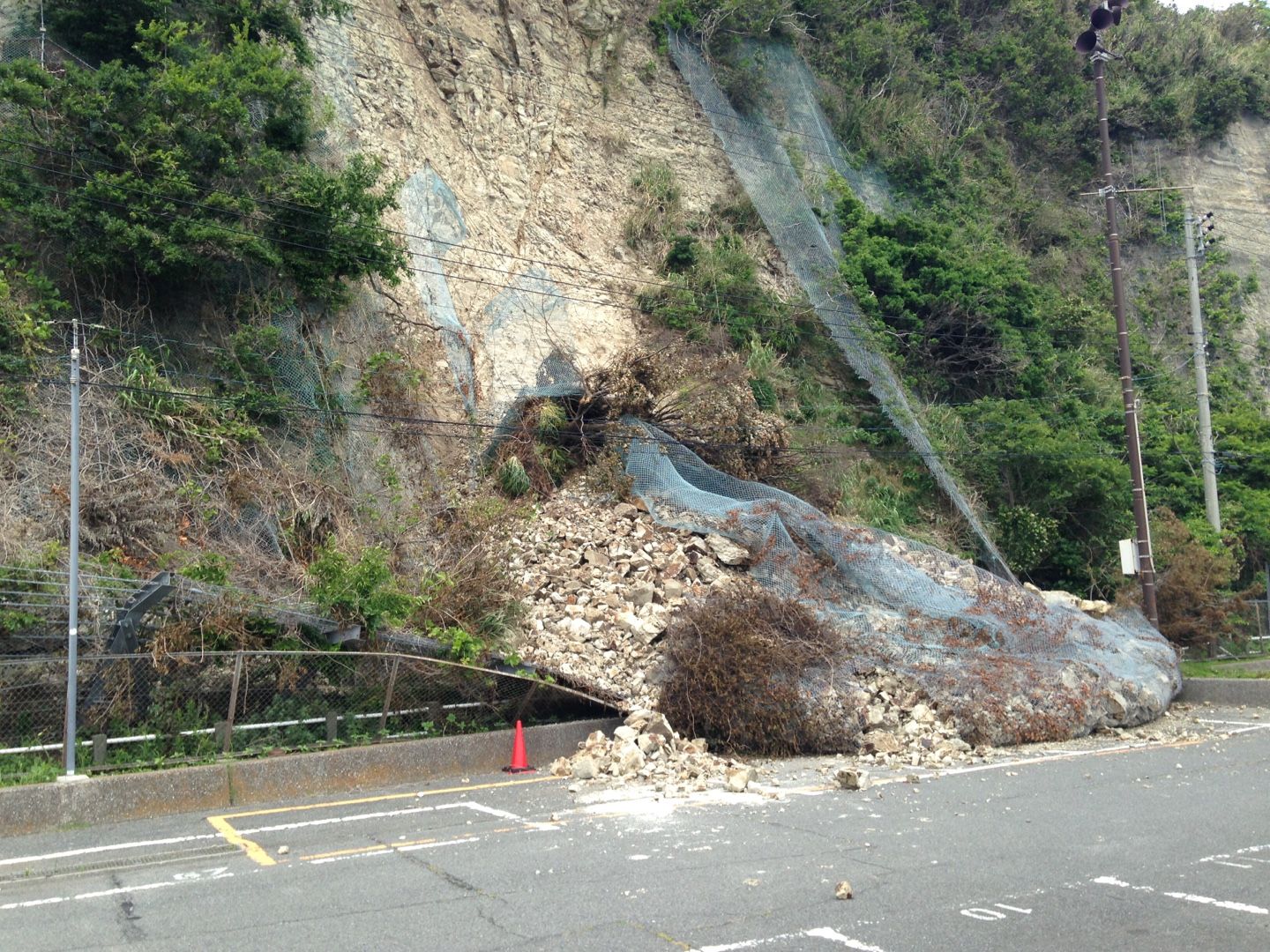 134号線ロードオアシス横の崖崩れ | 丸山ひろあきのブログ