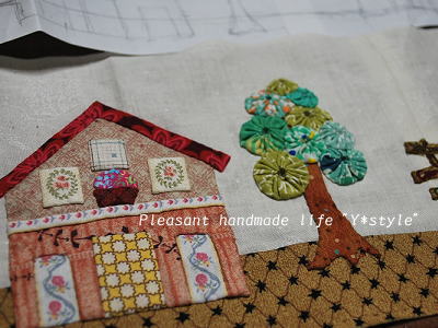 ボーダーキルト 街 赤い屋根の家と木