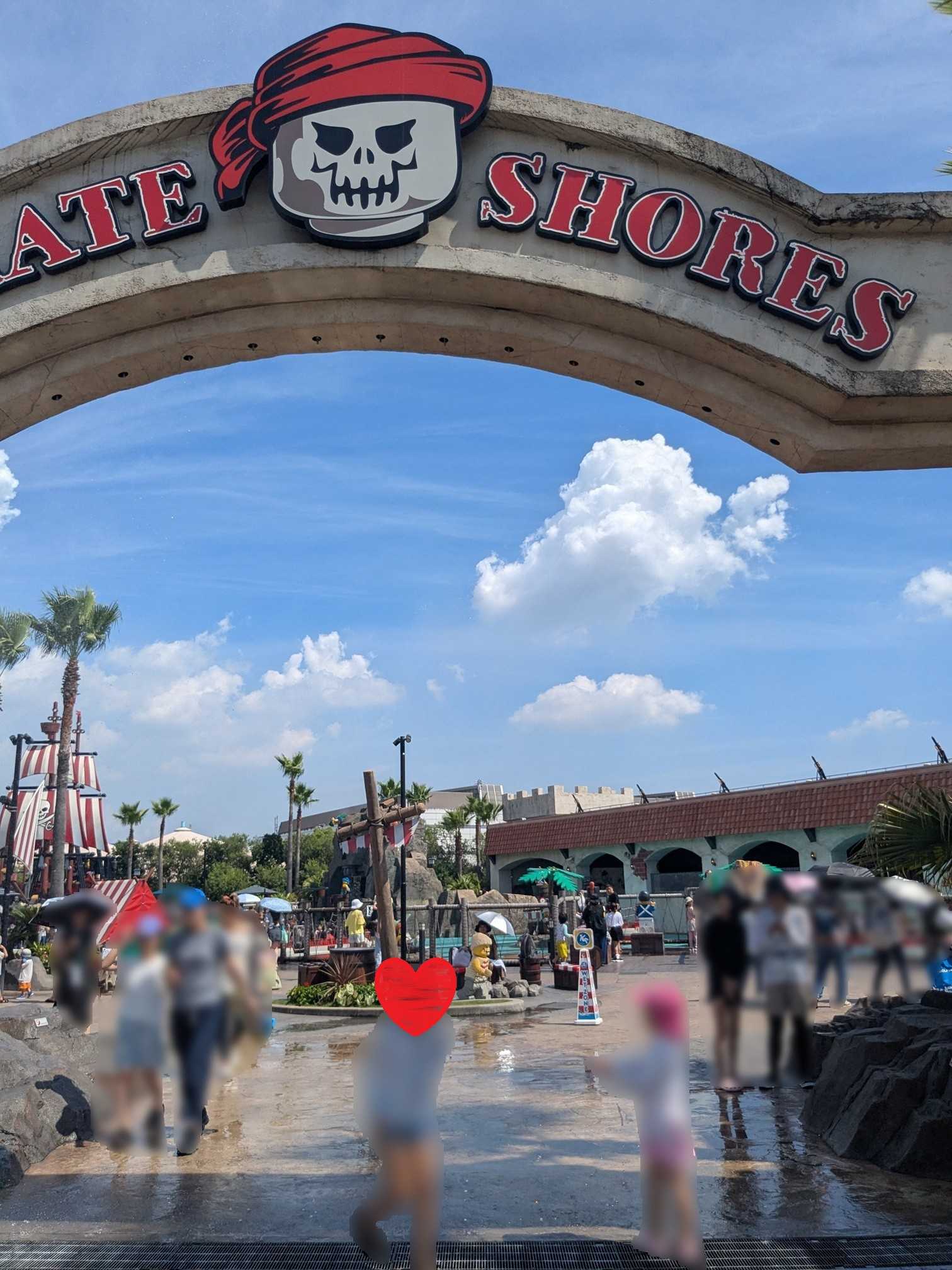 レゴランドジャパン　パイレーツショアは入り口からびしょ濡れ