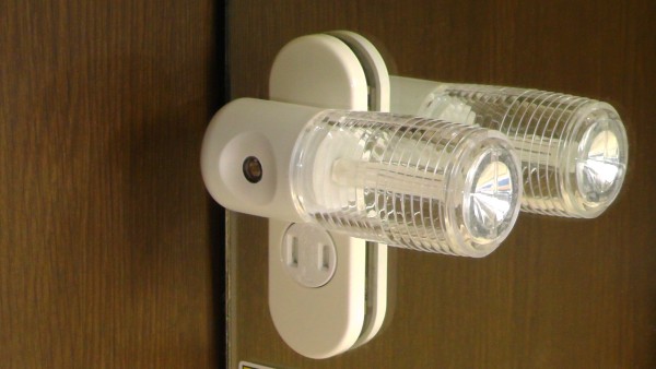 扉付コンセントWCF3011Wにヤザワの明暗センサー式LEDセンサーナイトライト