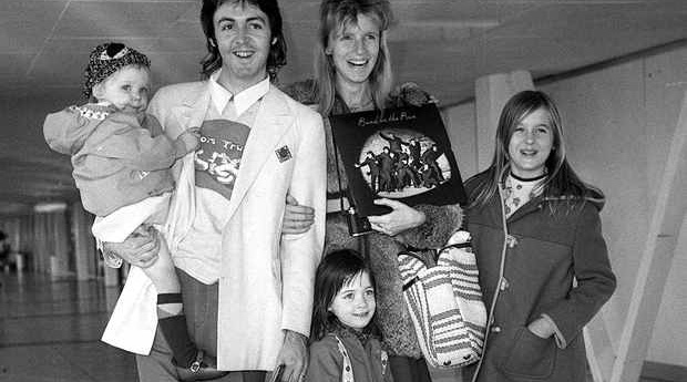 paul-and-linda-mccartney-with-their-children-88832556.jpg