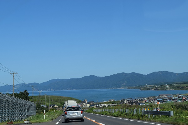 旧厚田村市街地を望む