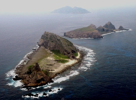 尖閣諸島の南小島（手前）と北小島。奥は魚釣島.jpg