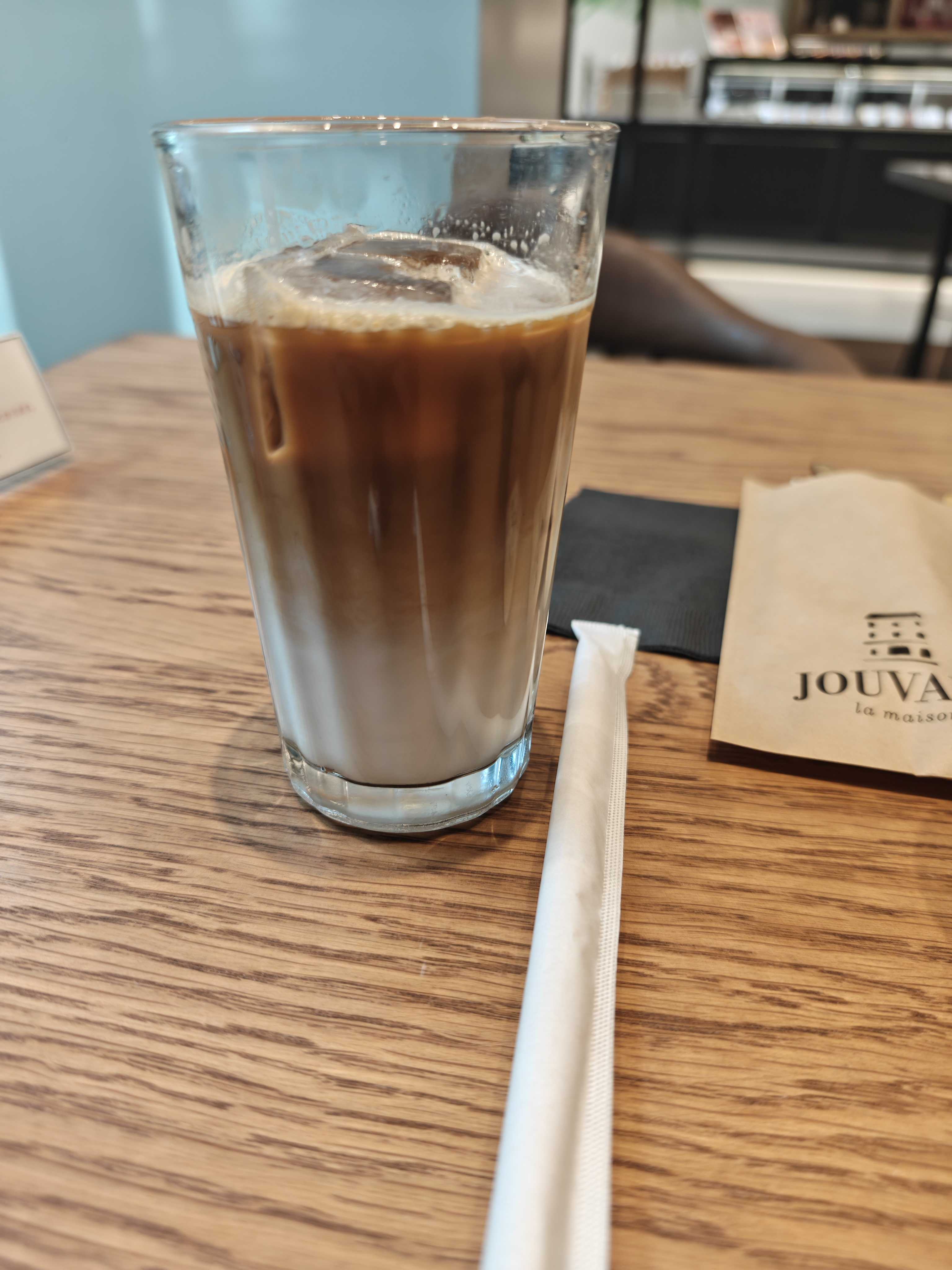 虎ノ門 パン屋 ラ メゾン ジュヴォー ランチ　アイスカフェラテ