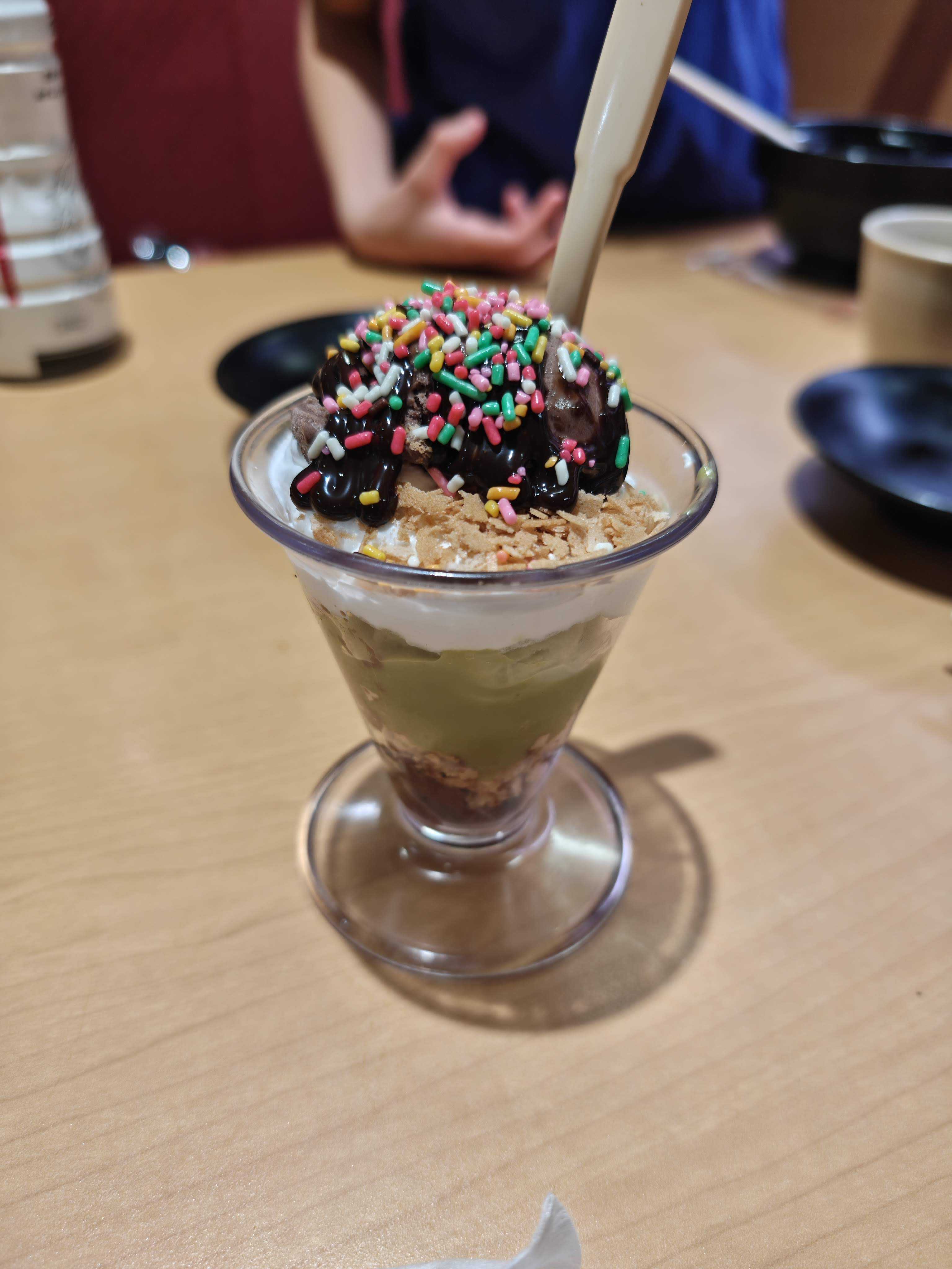 スシロー　ドバイチョコ風サクッとパフェ