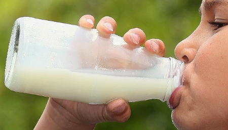 牛乳を飲む少年.jpg