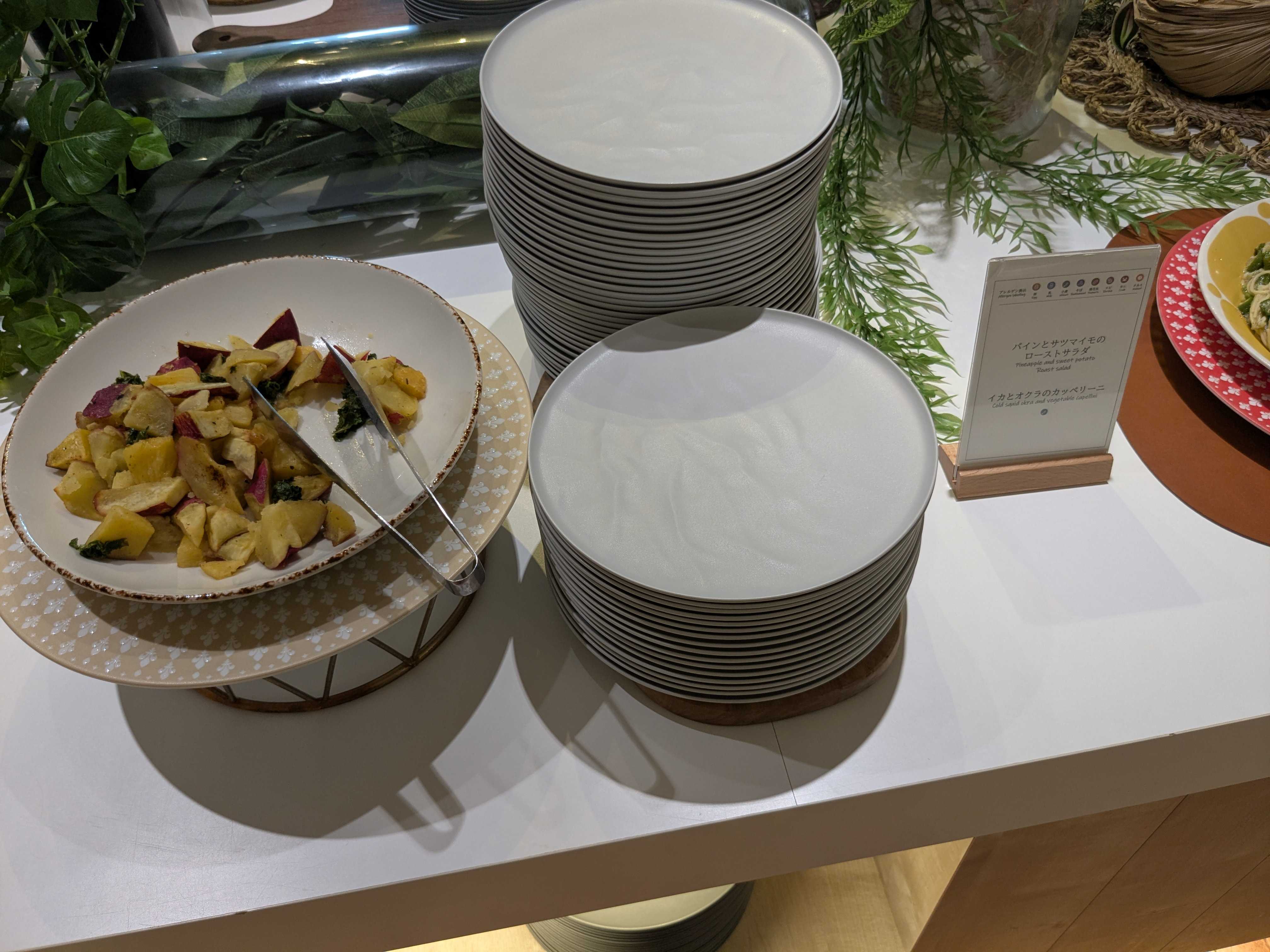 西表島ホテル by 星野リゾート 夕食ビュッフェ　内容　メニュー　パインとサツマイモのロースとサラダ、イカとオクラのカッペリーニ