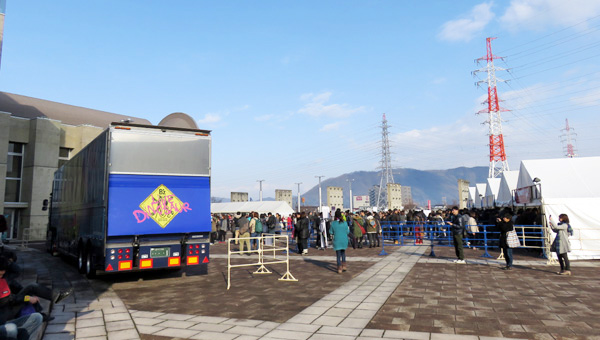 7 福井 グッズ売場・ツアートレーラー 初日1455.JPG