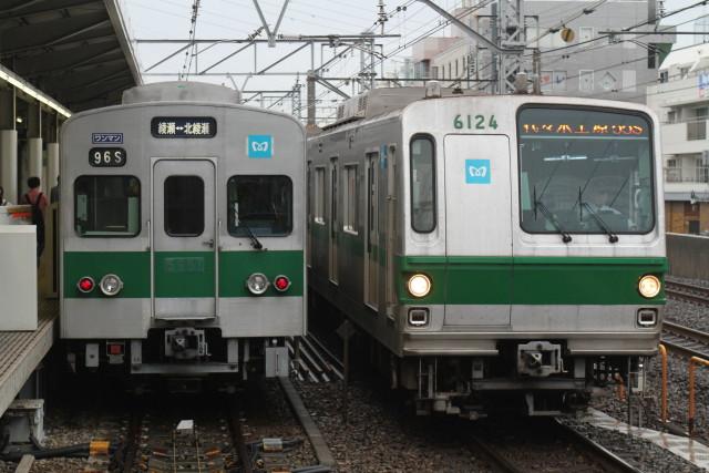 東京メトロ 5000系と 並ぶ 3車両2