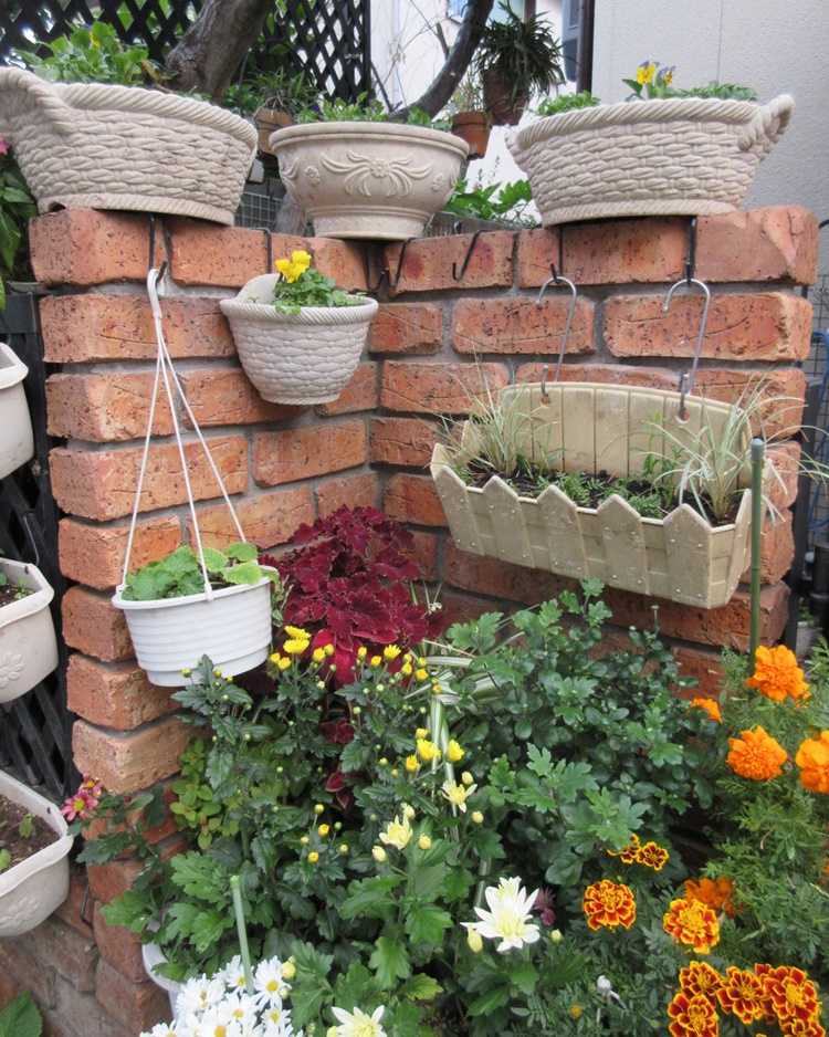 今年のレンガ花壇をどうしよう 昔の花壇を見て勉強 狭い庭を花いっぱいにする育て方 楽天ブログ