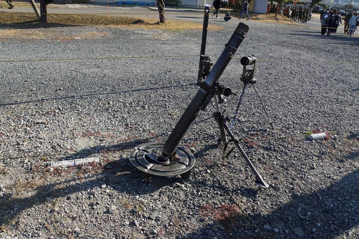 陸上自衛隊第13旅団記念日行事(2)120㎜迫撃砲、81㎜迫撃砲、87式対戦車誘導弾発射装置、対人狙撃銃、MINIMI、9㎜拳銃、64式小銃