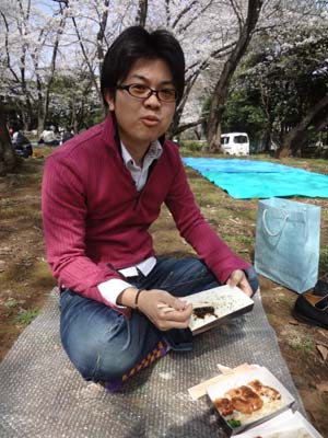 千葉公園でサクラを見ながら昼食
