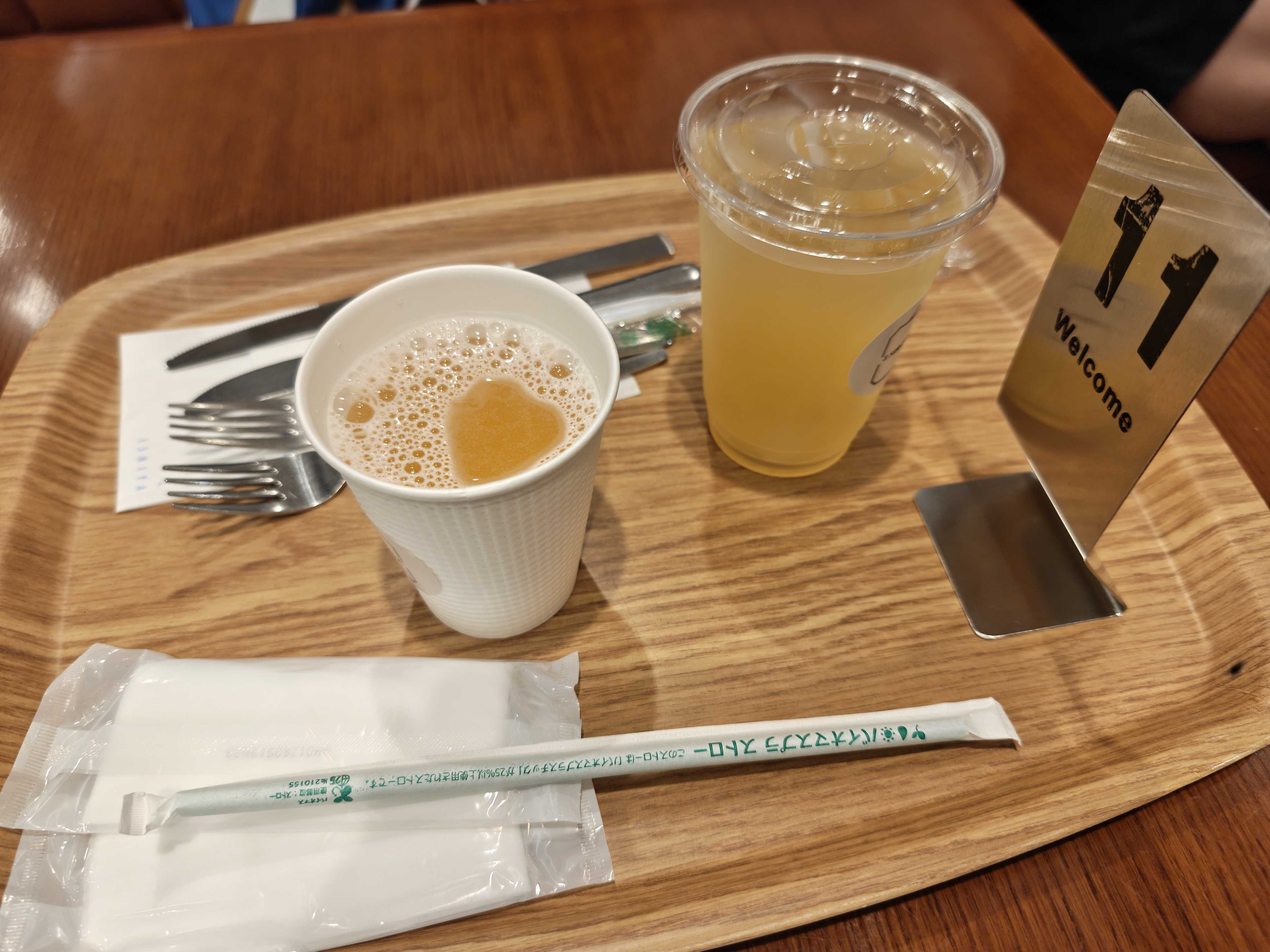 JR札幌駅　菓子と喫茶SIROYA　白い恋人の石屋製菓のカフェ　モーニングのドリンクとスープ