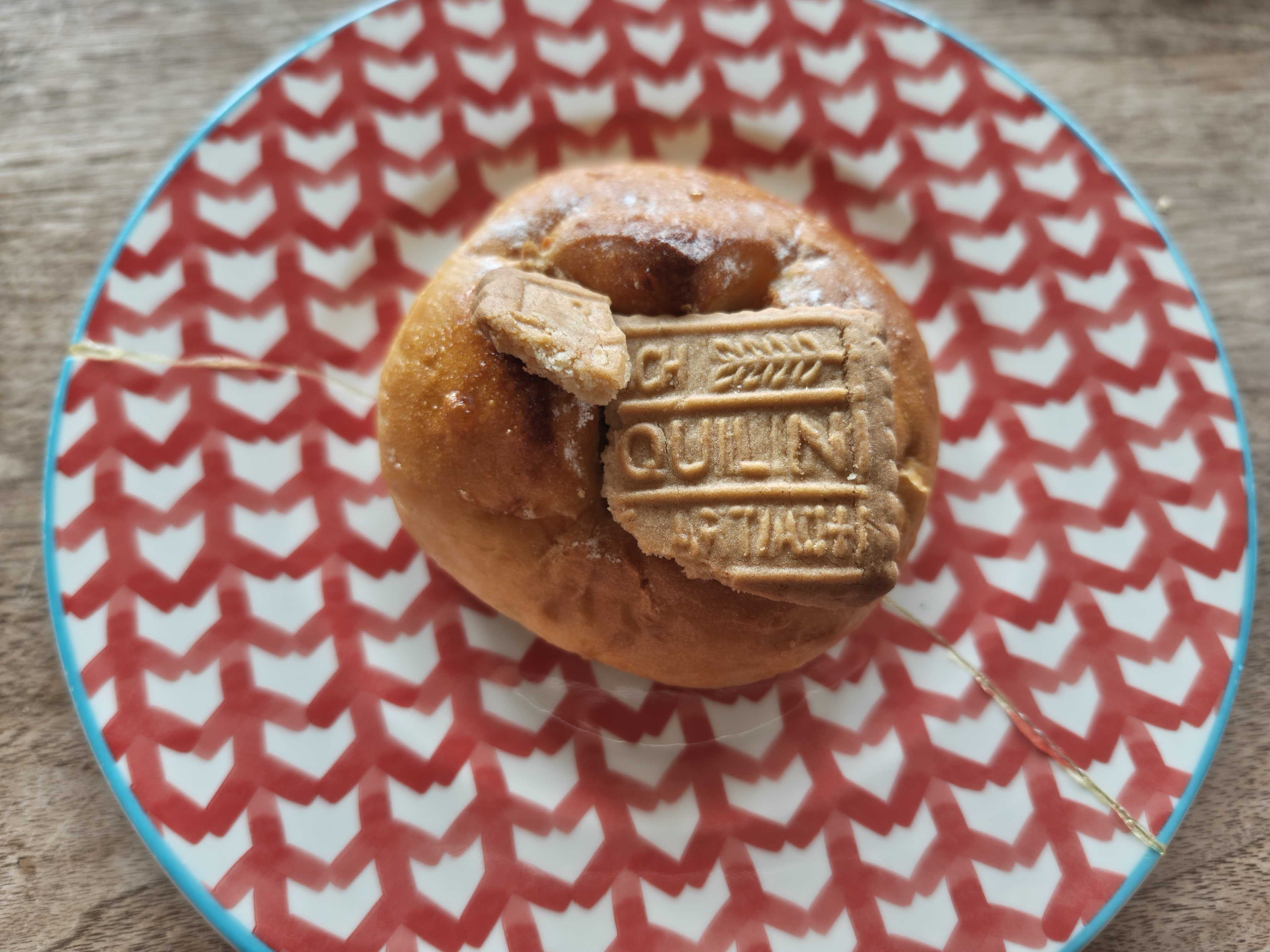 Boulangerie and Cafe Be 十三本店　ロスパン通販　クッキーが載ったパン