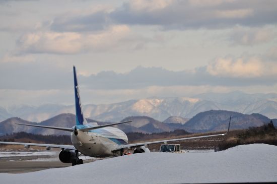 冬の秋田空港どんより空 旅とメシと鉄と酒と温泉と あと何だ 楽天ブログ