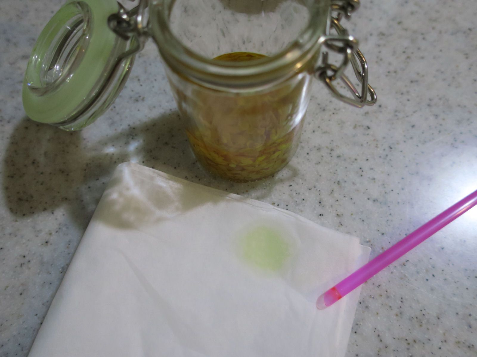 エッセンシャルオイル用の瓶に移そうかな…