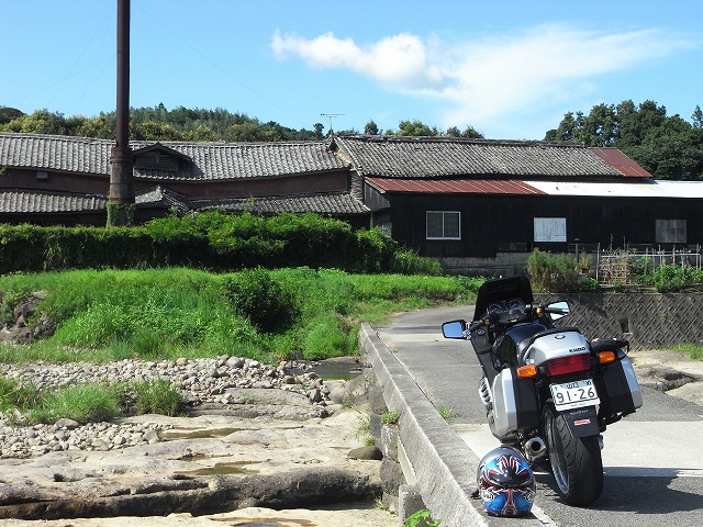 大分最古の沈下橋・・らしいです。いつものK1100RS。