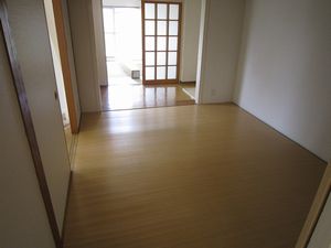 和室を洋室に。フローリングカーペットは、部屋のイメージを一瞬で変えます