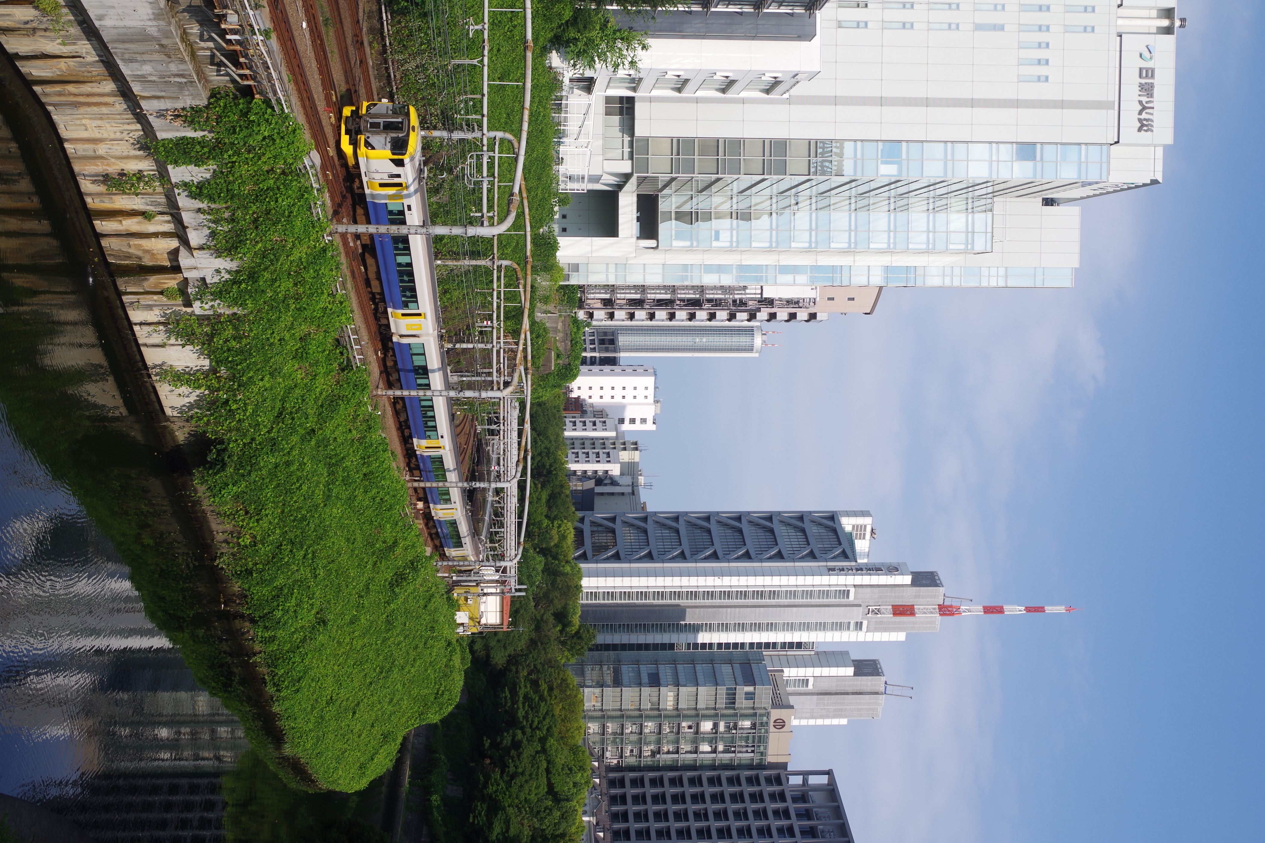 神田川沿いを走る中央線を撮影できる