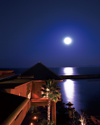 潮騒をBGMに満月を愛でる