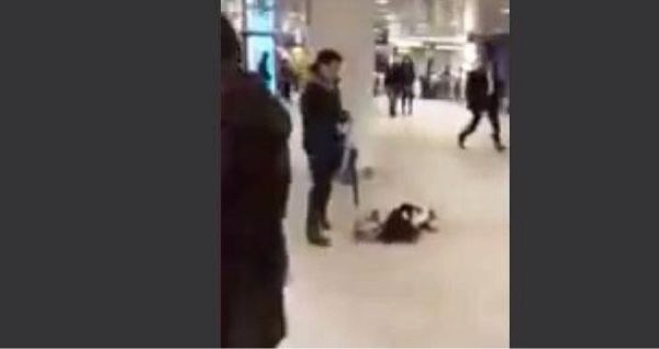 駅で子供に蹴りなど暴行を加える母親の動画が話題に Also333のブログ 楽天ブログ
