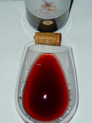 Ch.Moulin Blanc 2010 glass.jpg