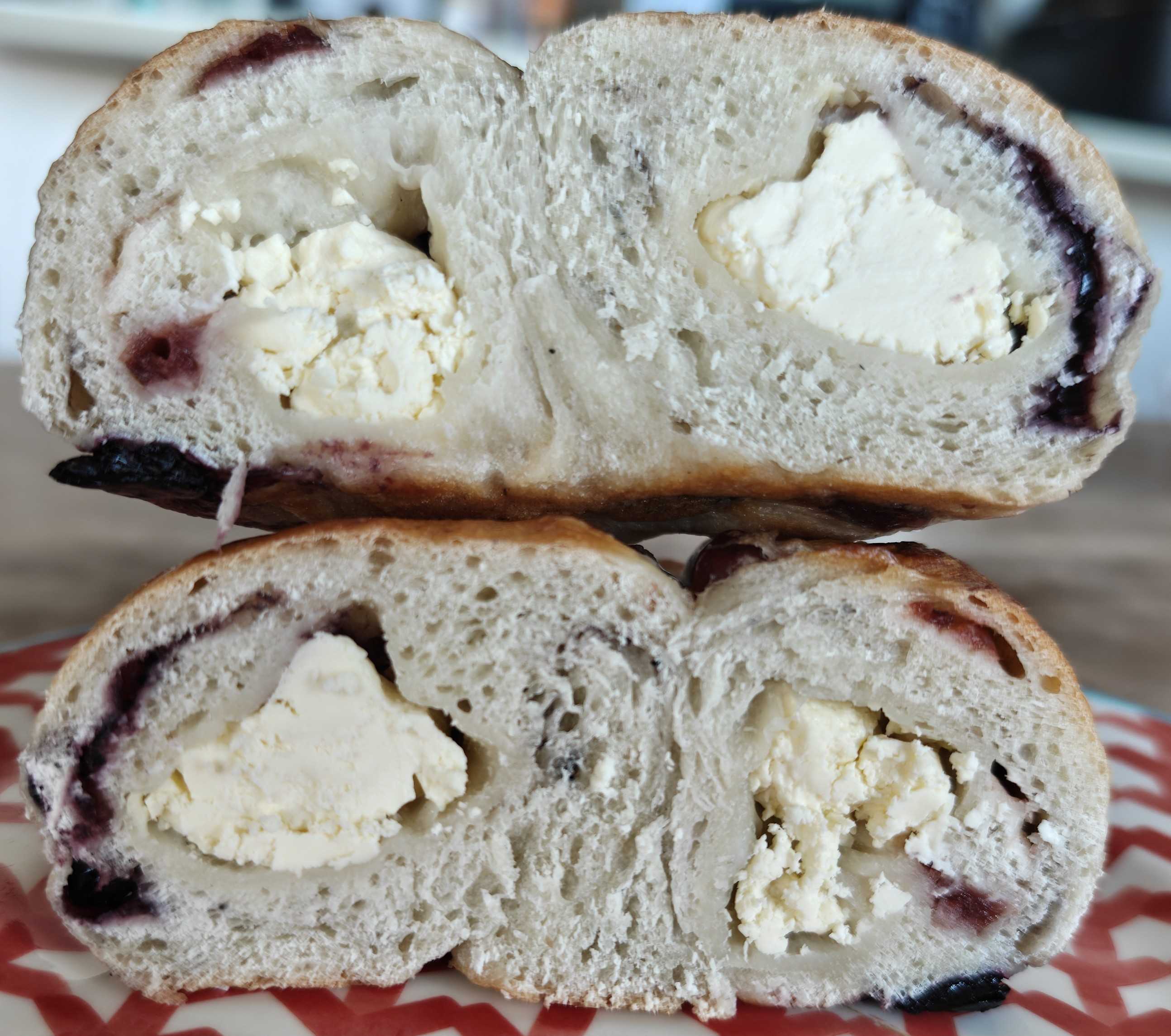 高島平駅パン屋　下田流　通販　ベリークリームチーズベーグルの断面