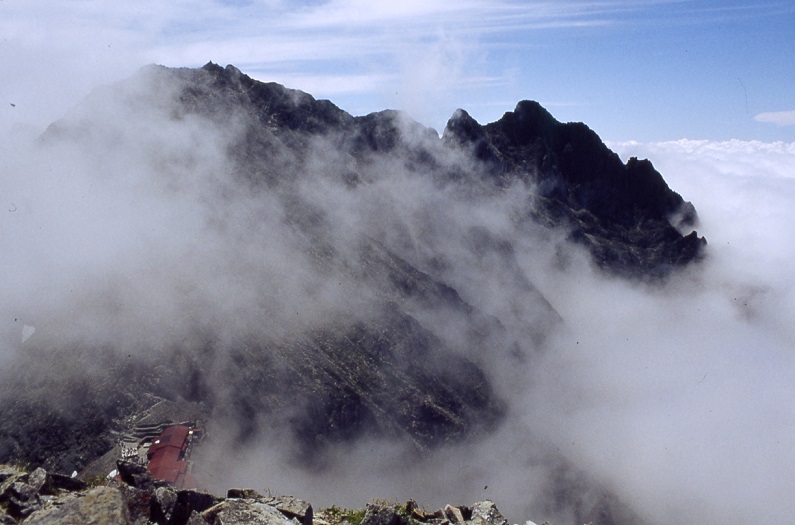 穂高岳山荘見ゆ