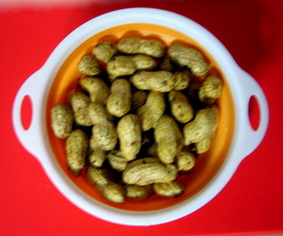 水洗いした落花生