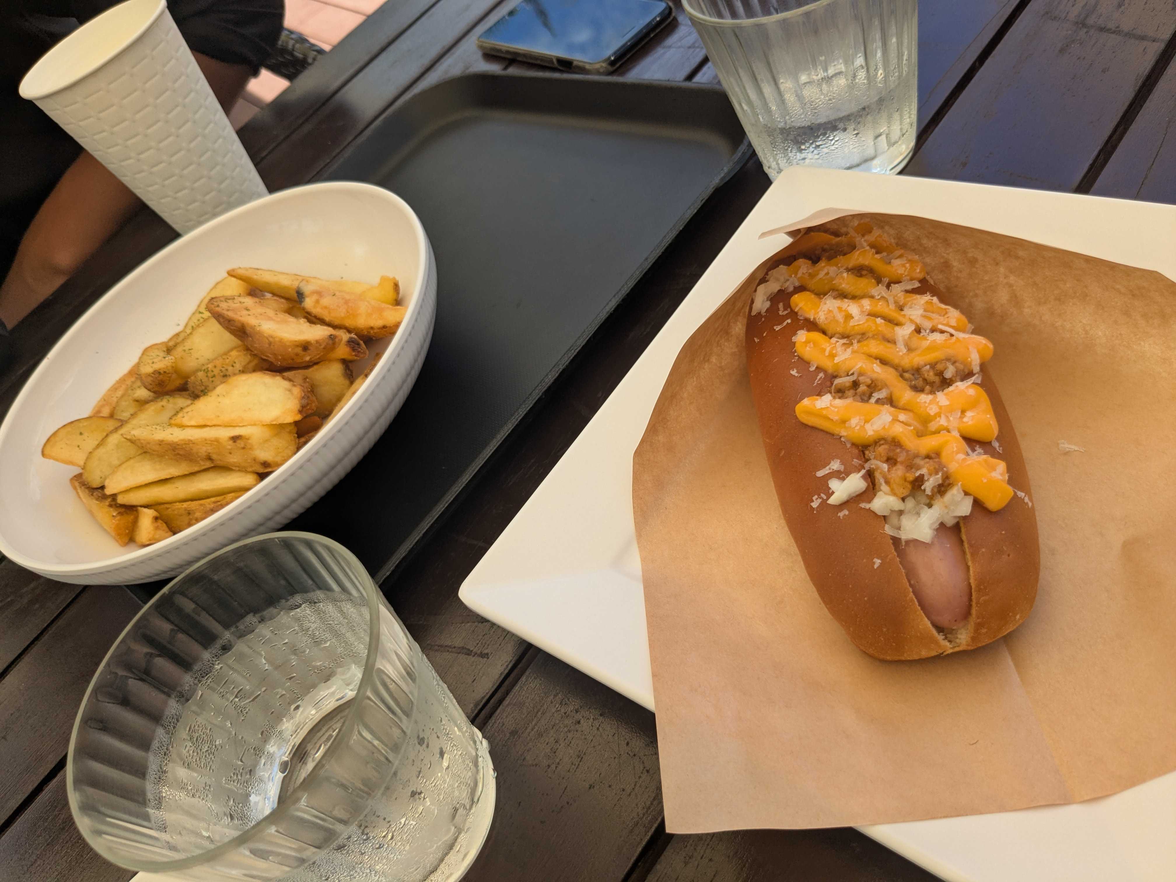 フサキビーチリゾート プール横レストランAqua Garden Cafe　子連れランチ　島豚ソーセージホットドック、フライドポテト