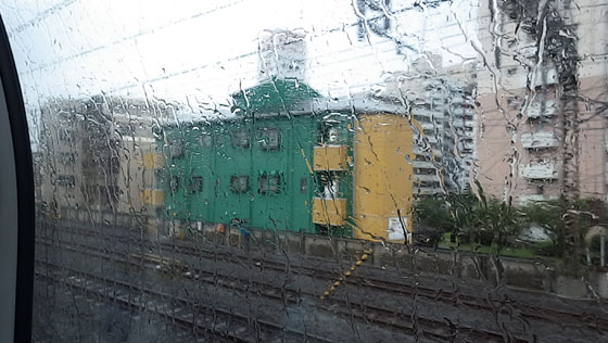 雨に濡れる窓.jpg