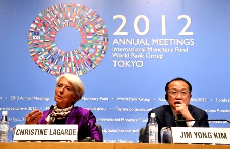ラガルドＩＭＦ専務理事（左）とキム世界銀行総裁.jpg