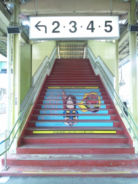 ００５・米子駅ホーム階段鬼太郎.JPG